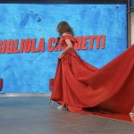 Serena Bortone regge l'abito della Cinquetti