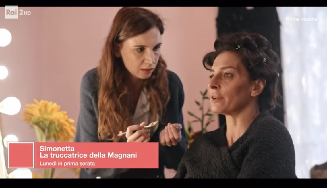 Simonetta – La Truccatrice di Anna Magnani: la fake fiction di Lundini con Emanuela Fanelli (e Marco Bocci) è un cult