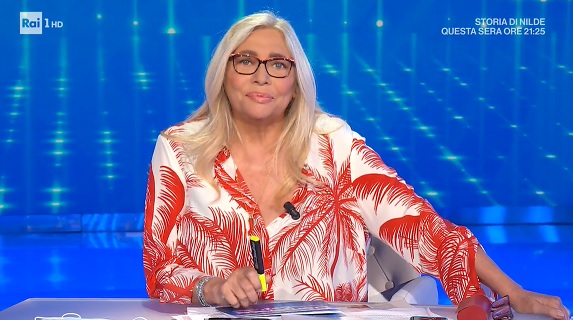 Domenica In, Mara Venier ritorna e scoppia in lacrime: «Ringrazio tutte le persone che mi hanno mandato messaggi in questi giorni non facili» – Video