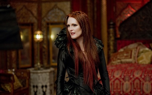 Programmi TV di stasera, lunedì 28 giugno 2021. Su Italia 1 Julianne Moore è la strega cattiva de «Il Settimo Figlio»