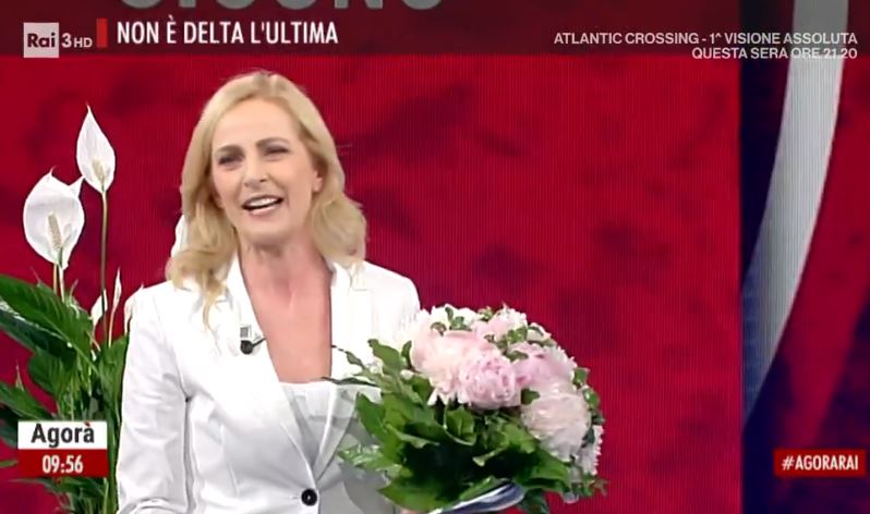 Agorà, fiori dai colleghi per Luisella Costamagna. Lei fuori onda: «Li odio» – Video