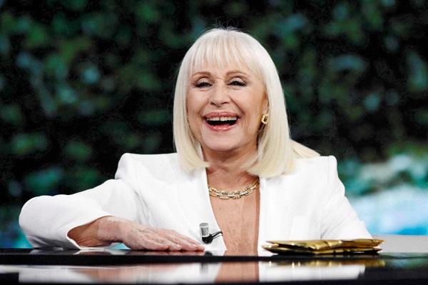 Rai 1 omaggia Raffaella Carrà: in prima serata Carramba! Che Sorpresa – Tutte le variazioni