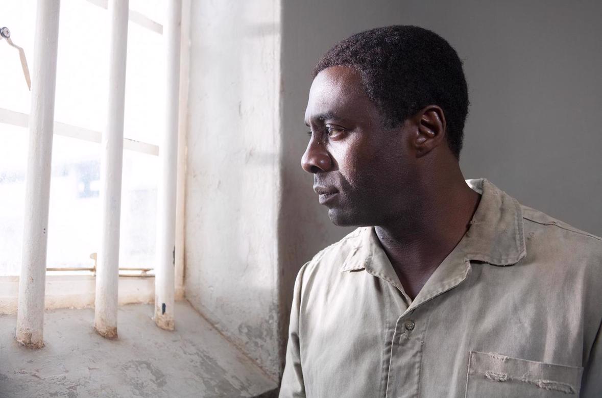 Programmi TV di stasera, giovedì 29 luglio 2021. Su Canale 5 Idris Elba è Nelson Mandela