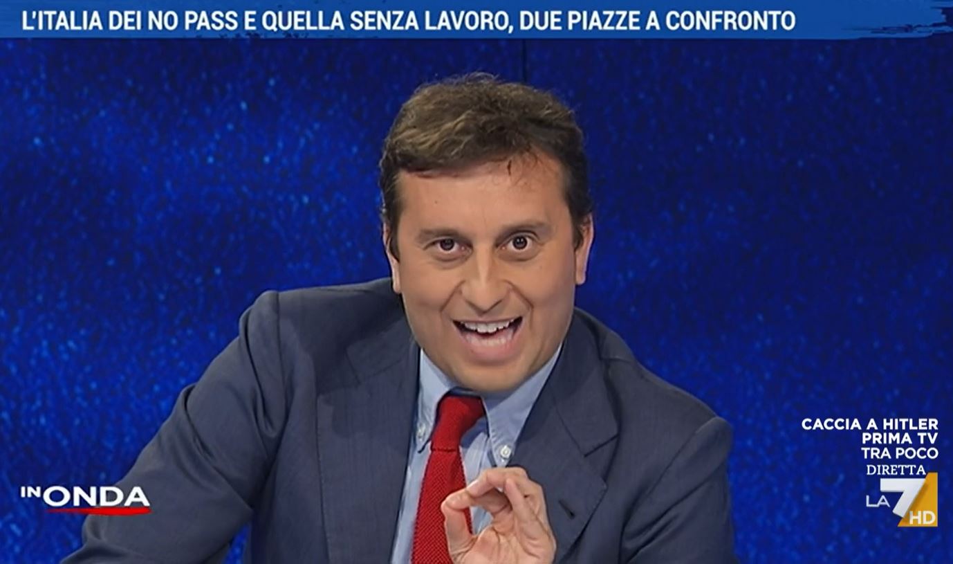 In Onda, coro contro Parenzo nella piazza «no green pass». La reazione del conduttore – Video