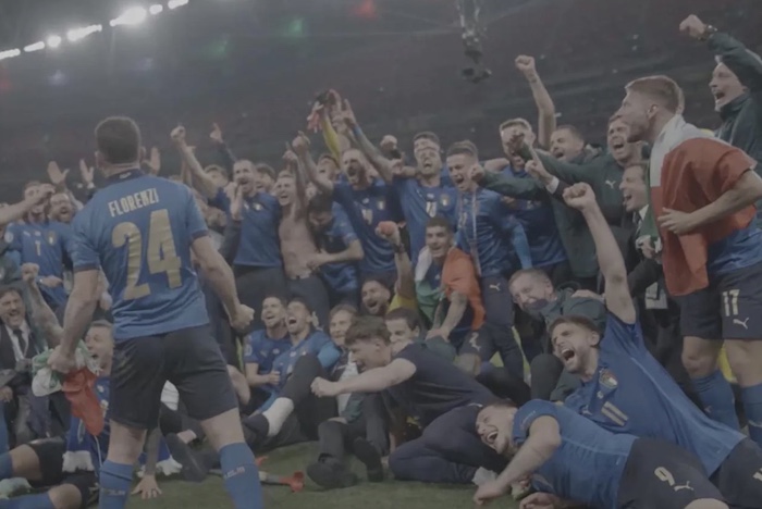Ascolti TV | Giovedì 15 luglio 2021. La Nazionale prende il largo con Sogno Azzurro (21.2%) ma con la replica della finale (13.2% – 1,7 mln) viene battuta da Nove Lune e Mezza (12.2% – 2,1 mln). Bene A Raccontare Comincia Tu (8.5%)