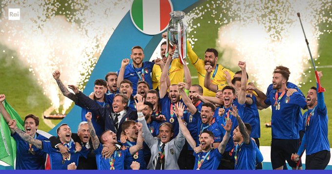 Notte Azzurra – La Vittoria: stasera alle 21.25 su Rai 1 la festa con Serena Autieri e Marco Lollobrigida