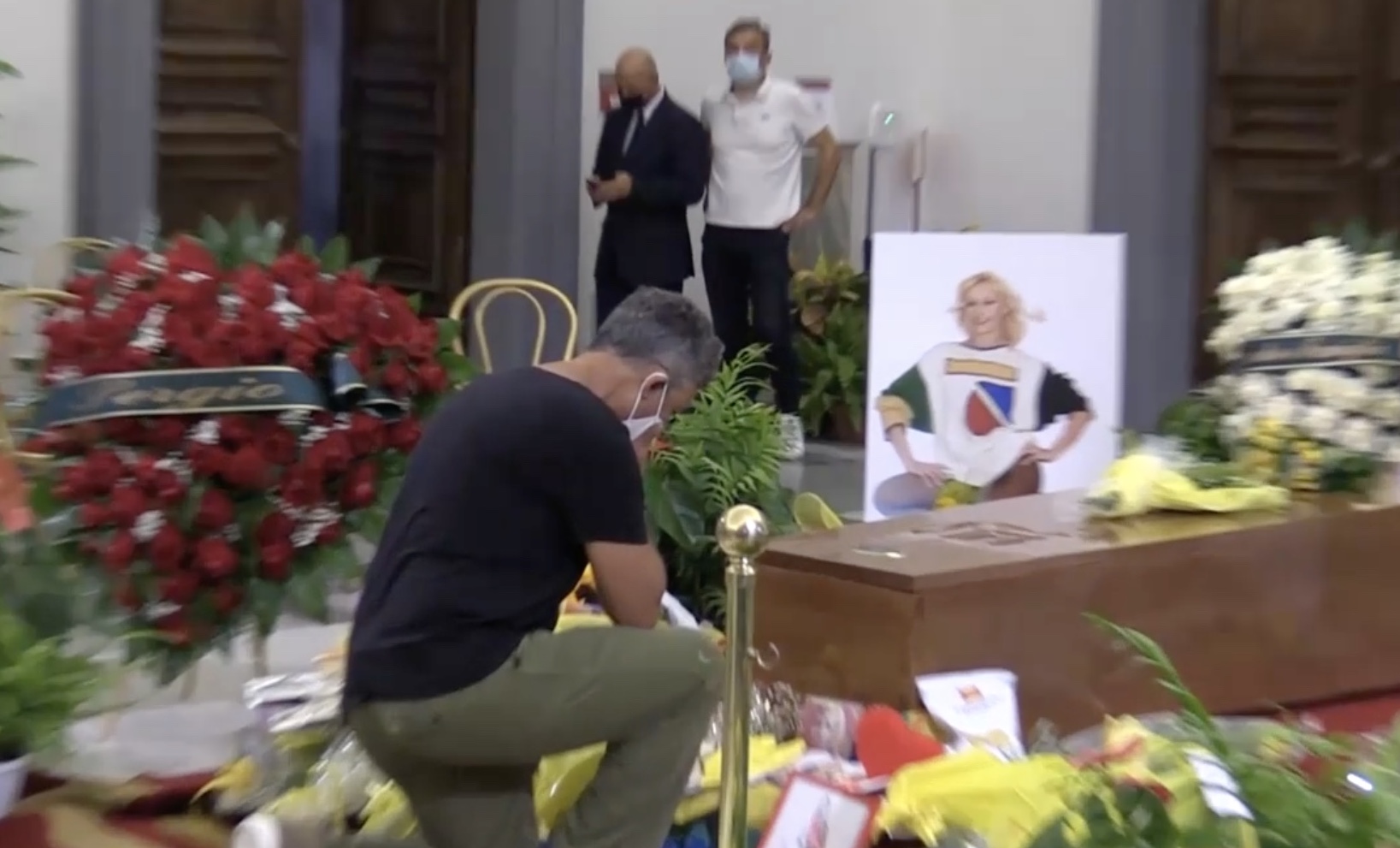 Raffaella Carrà: da Maria De Filippi a Fiorello e Loretta Goggi, tanti i colleghi che le hanno reso omaggio alla camera ardente