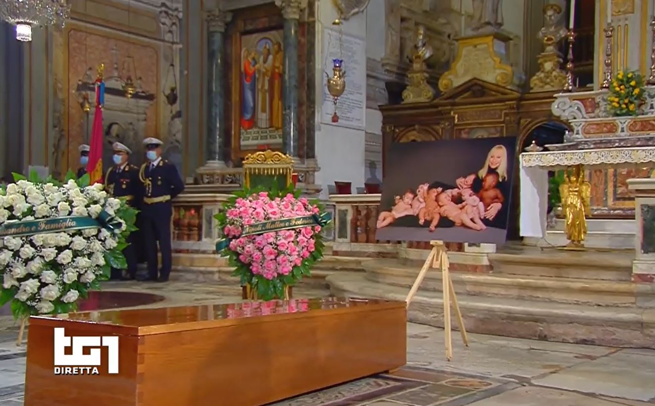 Raffaella Carrà: i funerali in diretta (foto). “Goditi il meritato riposo nella Fiesta del Cielo”