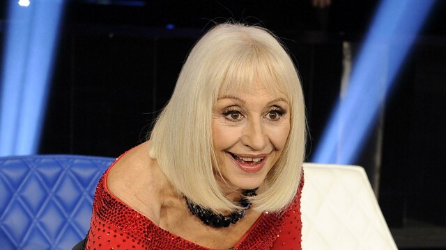 Raffaella Carrà, funerali in diretta su Rai 1 e Rete 4. Continuano gli omaggi: A Raccontare Comincia Tu ogni giovedì in prima serata su Rai 3
