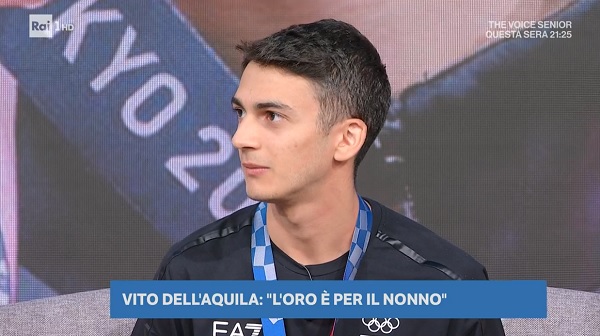 Imbarazzo a Uno Weekend: Vito Dell’Aquila dedica l’Oro al nonno scomparso, Beppe Convertini gli chiede «come sta il nonno?»
