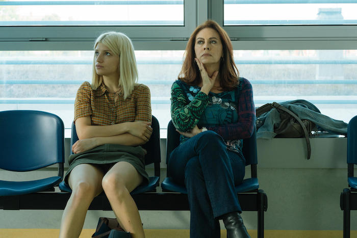 Troppe repliche: Rai1 ‘non lascia vivere’ Elena Sofia Ricci. Sospesa anche La Vita Promessa, arrivano i film