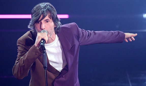 Bugo lancia il microfono e interrompe il concerto. Che succede?