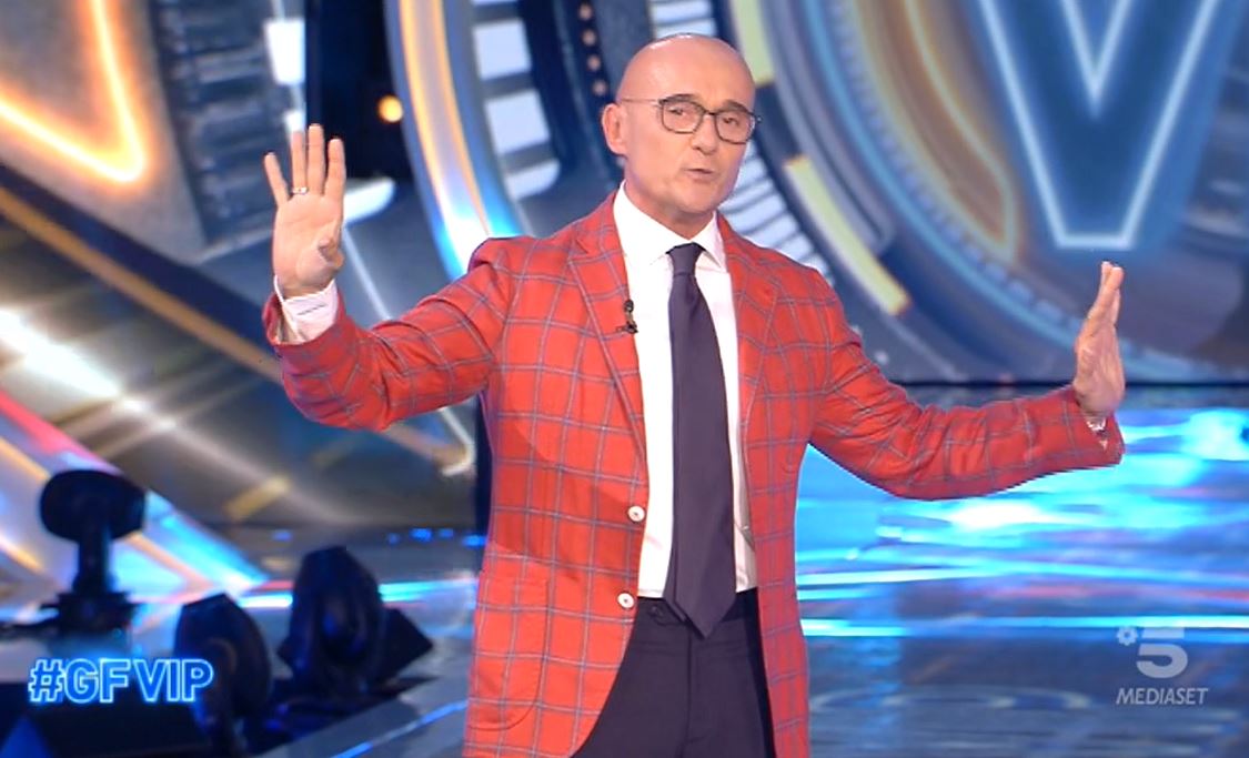 GF Vip 2021, la frecciata di Signorini ad Aldo Grasso: «Benvenuti al paradiso terrestre di tutti i reality»
