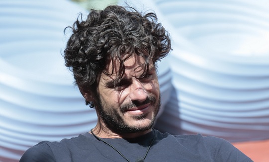 GF Vip 2021 – Casalino fa rima con comodino, Jo Squillo chiede ai compagni: «Chi è Andrea?»