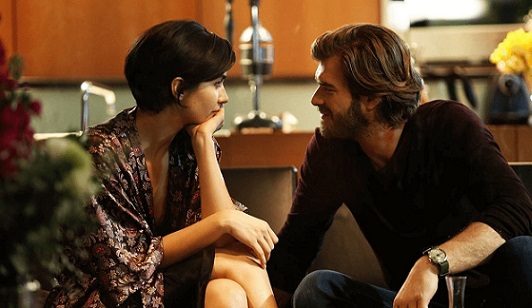 Brave and Beautiful sospesa (anticipazioni su come continua). Love Is In The Air prosegue e approda al sabato