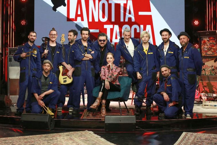 La Nottataccia: una banda mascherata da Carlo Conti occupa la Rai nella serie originale Rai Play