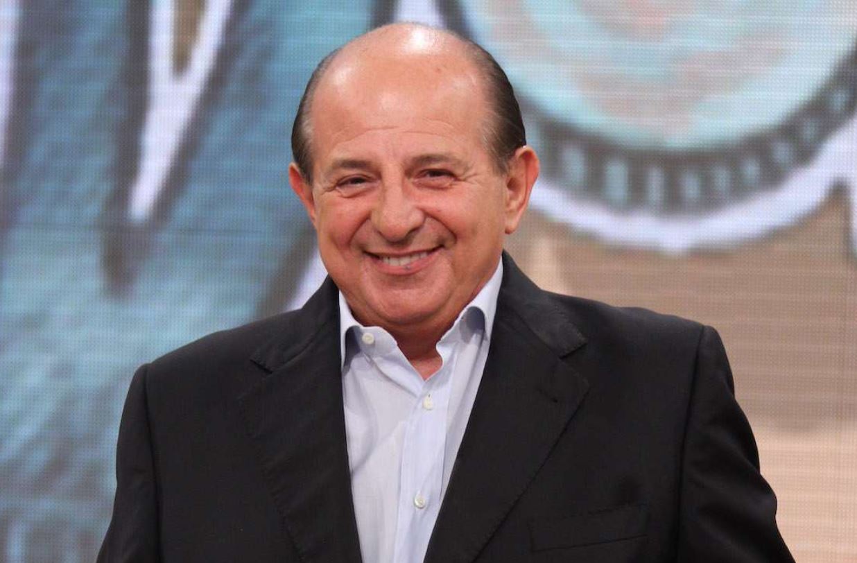 Giancarlo Magalli diventa vescovo in Don Matteo 13. Sarà il consigliere di Raoul Bova