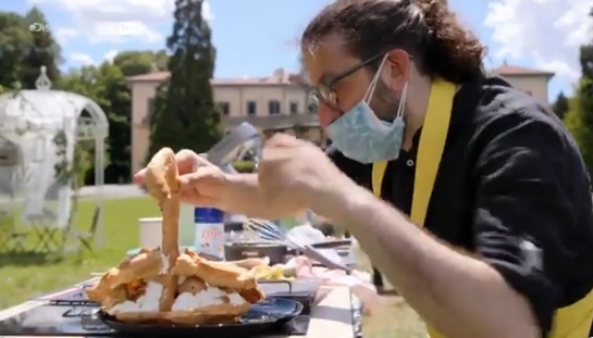 Bake Off 2021: dolci imbarazzanti, giudizi incomprensibili e aiutini nella seconda puntata
