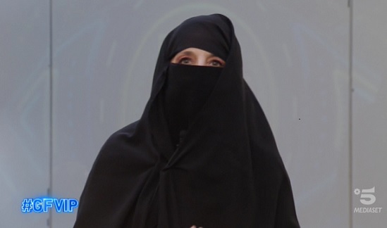 GF Vip 2021, Jo Squillo si presenta in diretta con un burqa: «Atto di solidarietà per le sorelle di Kabul»
