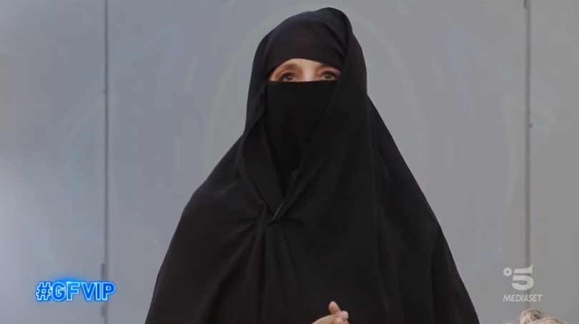 Jo Squillo indossa il burqa - GF Vip 2021