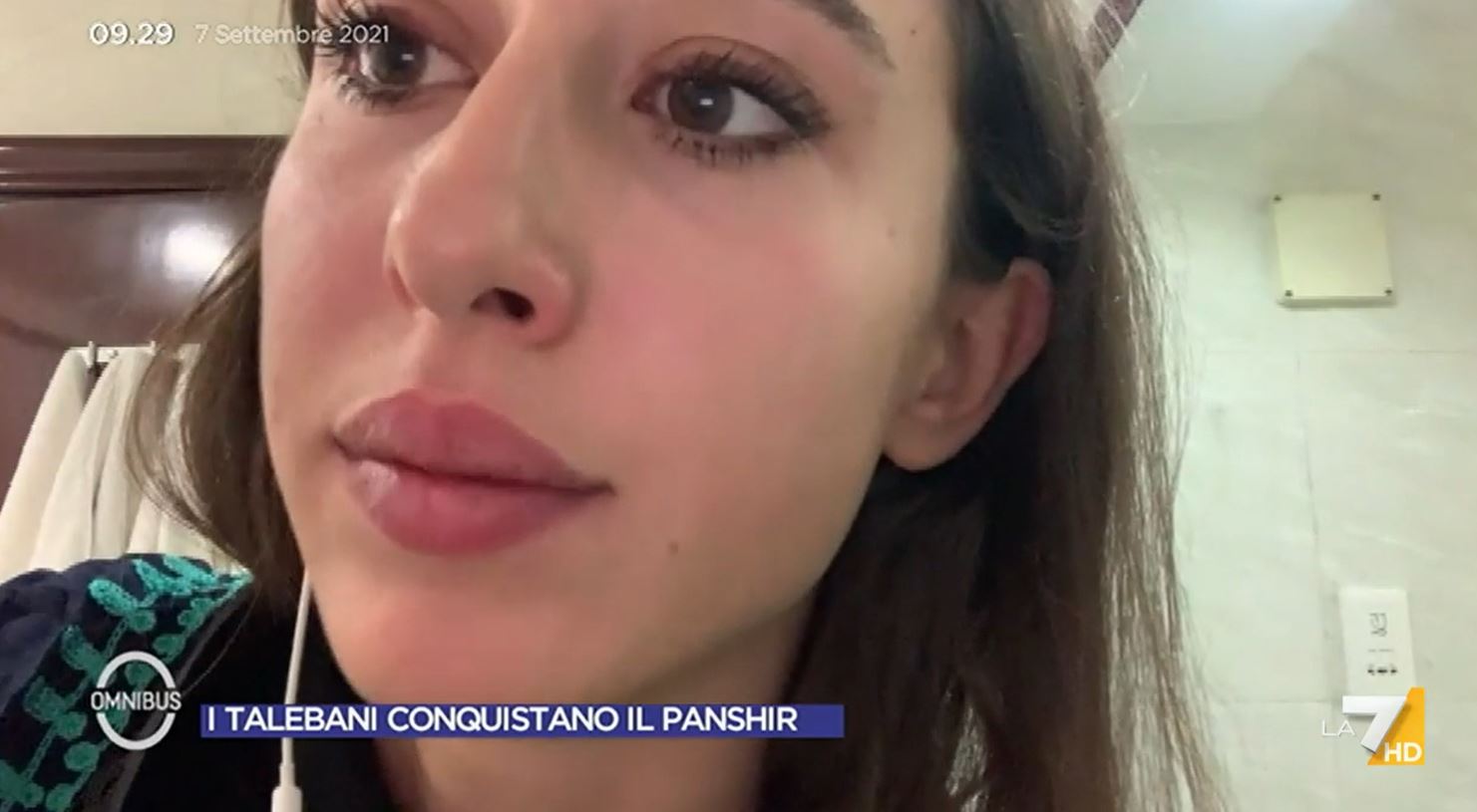 La7, panico in diretta per la giornalista da Kabul: «Sparano, devo scappare» – Video