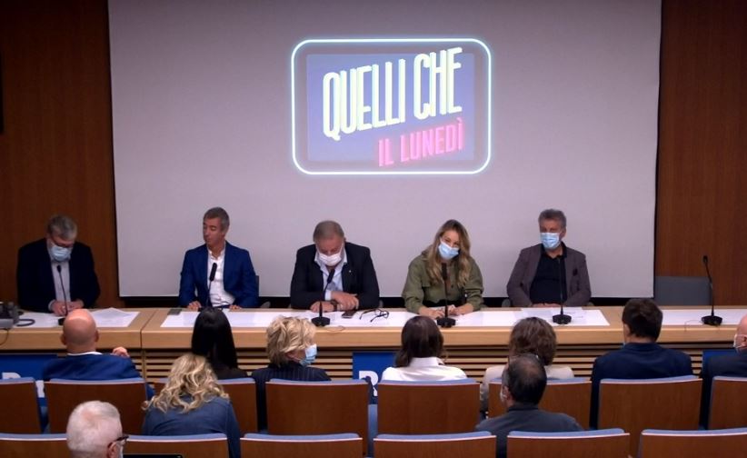 Quelli che il lunedì, la conferenza stampa in diretta. Di Meo: «Il calcio sarà solo un pretesto». Ubaldo Pantani imiterà il prof Barbero