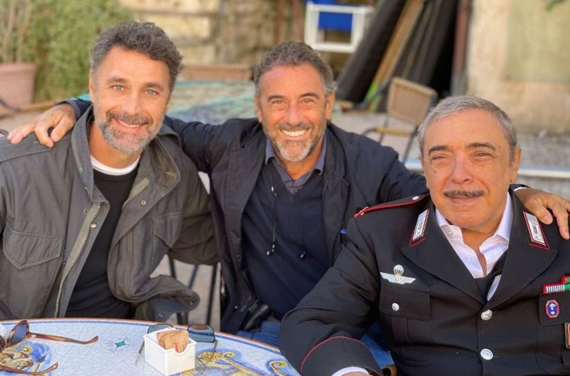 Don Matteo: il Don Massimo di Raoul Bova va in moto ed è senza tonaca