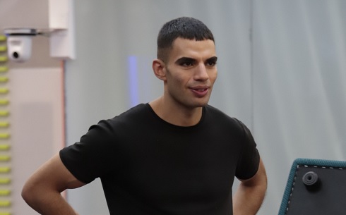 GF Vip 2021, Alex Belli si trasforma: su tutte le furie contro Samy (che aveva difeso Casalino). Ainett lo asfalta, Ricciarelli: «C’è prepotenza»