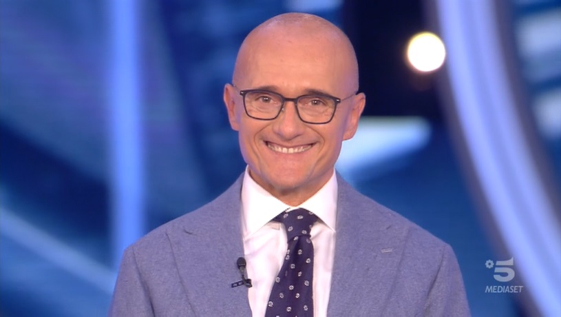 Ascolti TV | Lunedì 27 settembre 2021. I Bastardi di Pizzofalcone stabile a 4,5 mln (21.5%), GF Vip 2,8 mln (19.2%). Striscia riparte dal 19.8%, L’Eredità 21.2%-24.5%