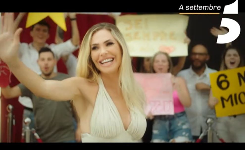 Star in the star, cambia il promo: via il claim troppo simile al Cantante Mascherato – Video