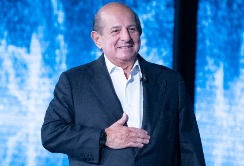 Giancarlo Magalli vuota il sacco: «Il selfie con Sonia Bruganelli l’ha voluto fare lei. Era una provocazione per Adriana Volpe»