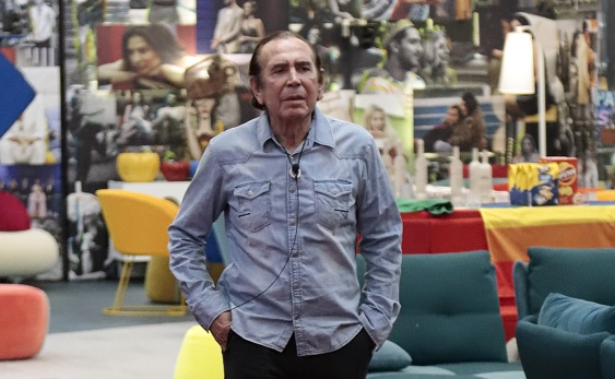 GF Vip 2021, Giucas Casella: «Da piccolo sono caduto in un pozzo e gridavo. Mi ha salvato mia madre sordomuta grazie alla telepatia» – Video