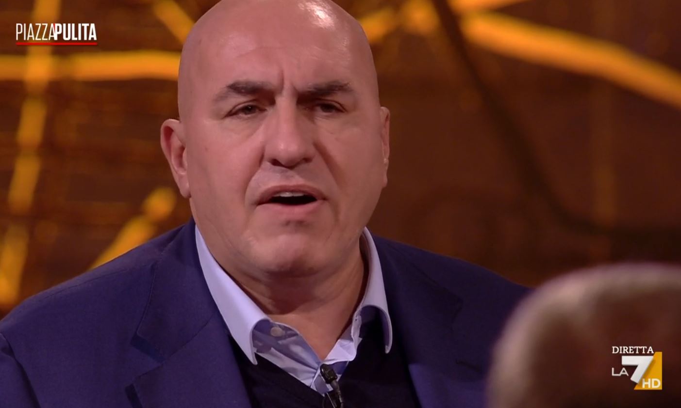 Piazzapulita, Guido Crosetto lascia lo studio: «Plotone contro la Meloni, questo non è giornalismo» – Video