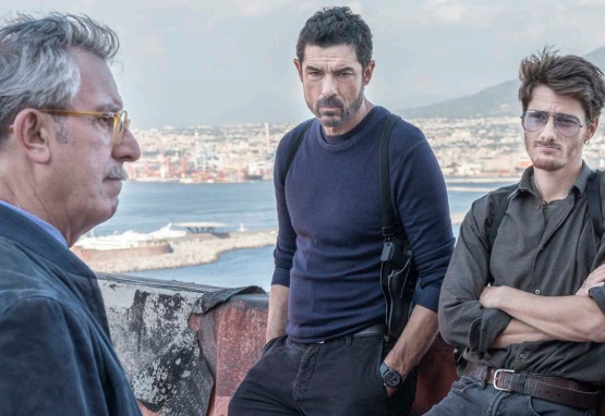 Programmi TV di stasera, lunedì 18 ottobre 2021. Su Rai1 continuano le indagini dei Bastardi di Pizzofalcone. TG2 al posto di Quelli che