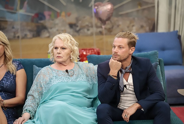 GF Vip 2021, Ricciarelli contro la Cipriani: «Dà sempre ragione alla Fico». Davide la supporta ma ammette di avere il suo ‘gruppetto’