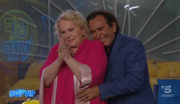 GF Vip 2021, Giucas e Katia sono stati a letto insieme? Lei nicchia ma lui insiste: «Ero scarso? Non funzionava bene?»