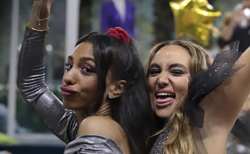 GF Vip 2021, le Principesse contro Davide. Clarissa: «Falso, va da un gruppo all’altro. E’ un bicchiere» – Video