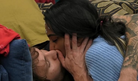 GF Vip 2021: Manuel e Lulù si riavvicinano e si baciano – Video
