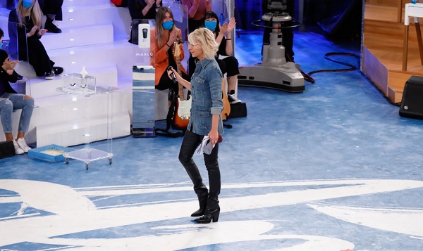 Amici 21, quarta puntata – De Filippi striglia la classe: «Se venite qua nella speranza che il vostro inedito spacchi su Spotify, non venite. Ci sono altri talent per questo». La produzione ‘smaschera’ Flaza