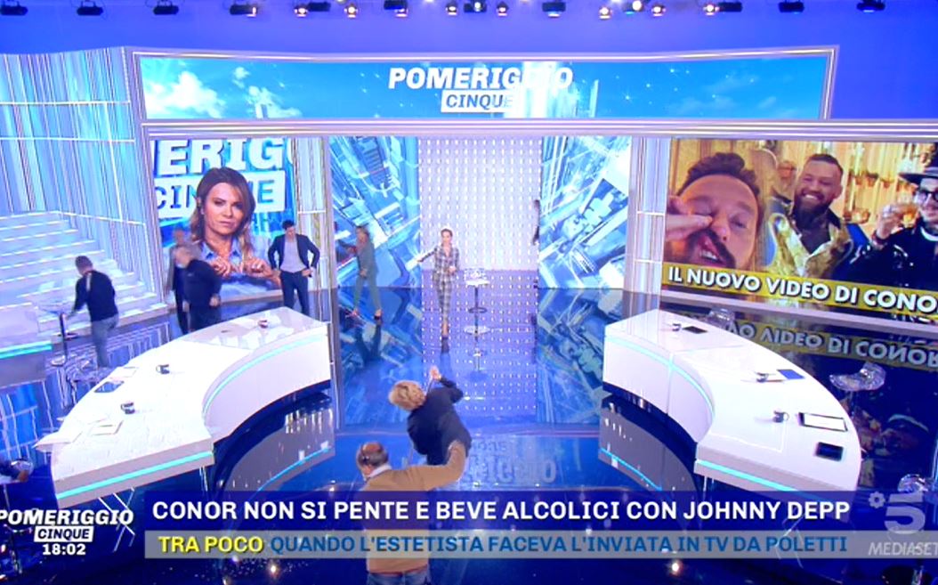 Incidente a Pomeriggio Cinque: scoppiano i vetri in diretta