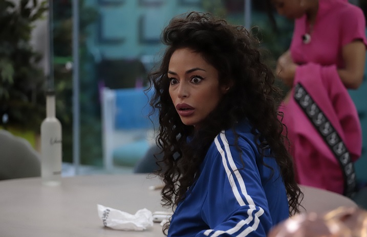 GF Vip 2021, nella casa scoppia il ‘bicchiere-gate’. Raffaella vs Soleil: «L’hai lanciato. Se mi andava in faccia, mi sfregiava tutta» – Video