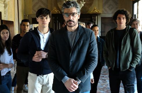 Ascolti TV | Mercoledì 20 Ottobre 2021. Cresce Luce dei Tuoi Occhi (16.8%) e stacca il film di Rai1 (11.3%). Il Cacciatore fermo al 4.7%, Honolulu non migliora (4.5%). Bene L’Intervista (14.7%)