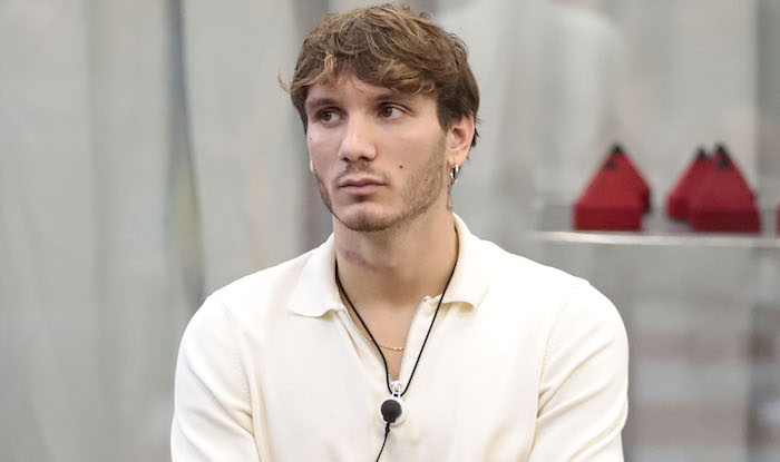 Pagelle TV della Settimana (18-24/10/2021). Promossi Memo Remigi e Ted Lasso. Bocciati il trattamento di Bortuzzo al GF Vip e il caso Mietta