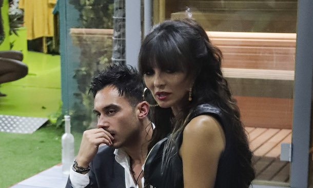 GF Vip 2021, lo staff di Pisu ‘sfotte’ la Trevisan: «Miriana come la diabolica Amelia, la strega che ammalia. Salvati Nicola!»