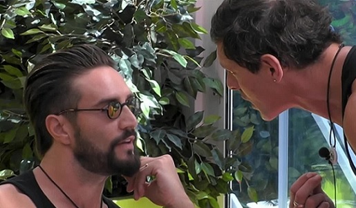 GF Vip 2021, Montano attacca Alex Belli: «A te piace fare la guerra con la lingua. Grande, grosso e cogli*ne» – Video