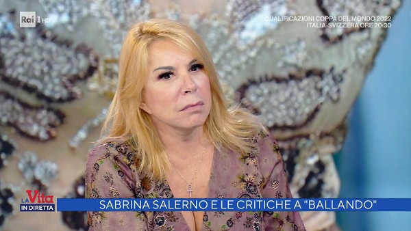 Anna Pettinelli è tra gli Amici… di Milly: «Io guardo Ballando, Maria lo sa». E la Carlucci se la ride – Video