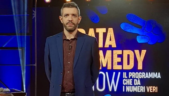 Data Comedy Show: Rai2 dà i numeri con Francesco De Carlo. Al debutto Valerio Lundini e Saverio Raimondo
