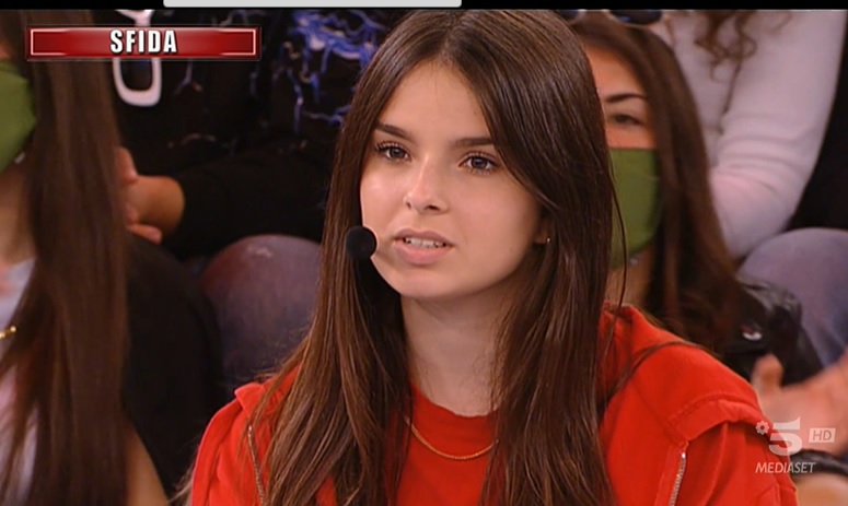 Amici 21, undicesima puntata – Simone e Andrea perdono le sfide e lasciano il posto alle cantanti Aisha ed Elena. Maria De Filippi saluta Ballando con le stelle