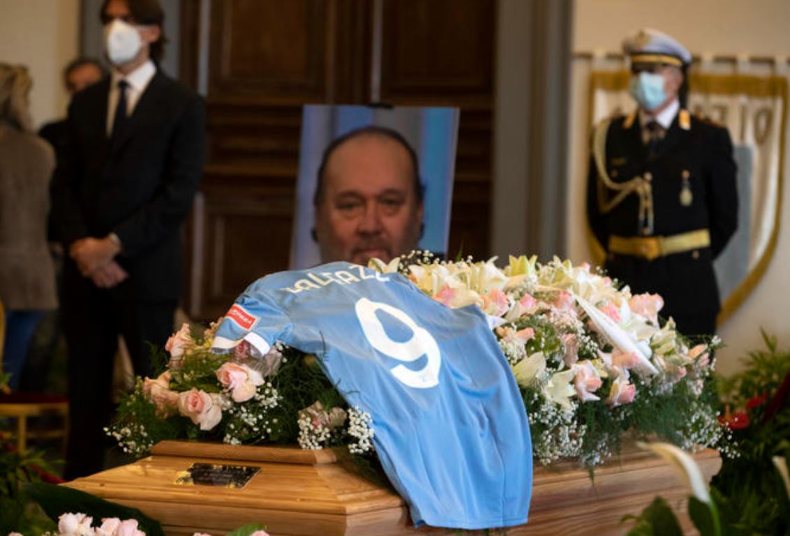 Giampiero Galeazzi, il commosso addio di amici e colleghi alla camera ardente. Goria: «Speriamo faccia telecronache da lassù» – Foto