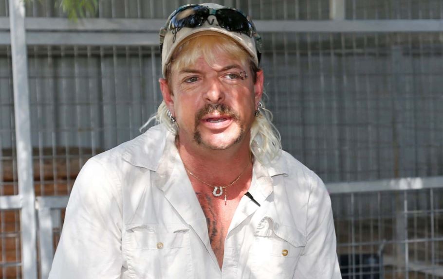 Tiger King 2: Joe Exotic parla dalla prigione, Carol Baskin fa causa a Netflix
